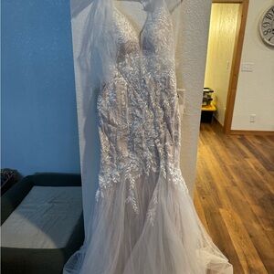 Elegant White Lace Appliqué Tulle Gown - Women Dresses